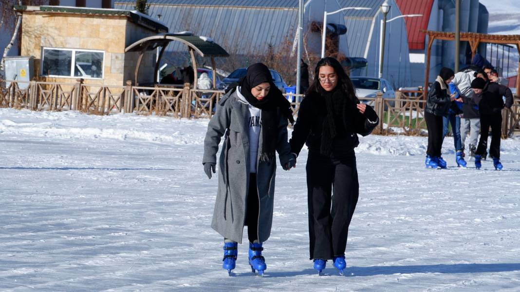 Erzurum'da buz tutmuş havuzda paten keyfi - Resim: 8